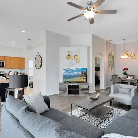 Immaculate 4 Bedrooms 3 Bathroom In Windsor Palms Villa